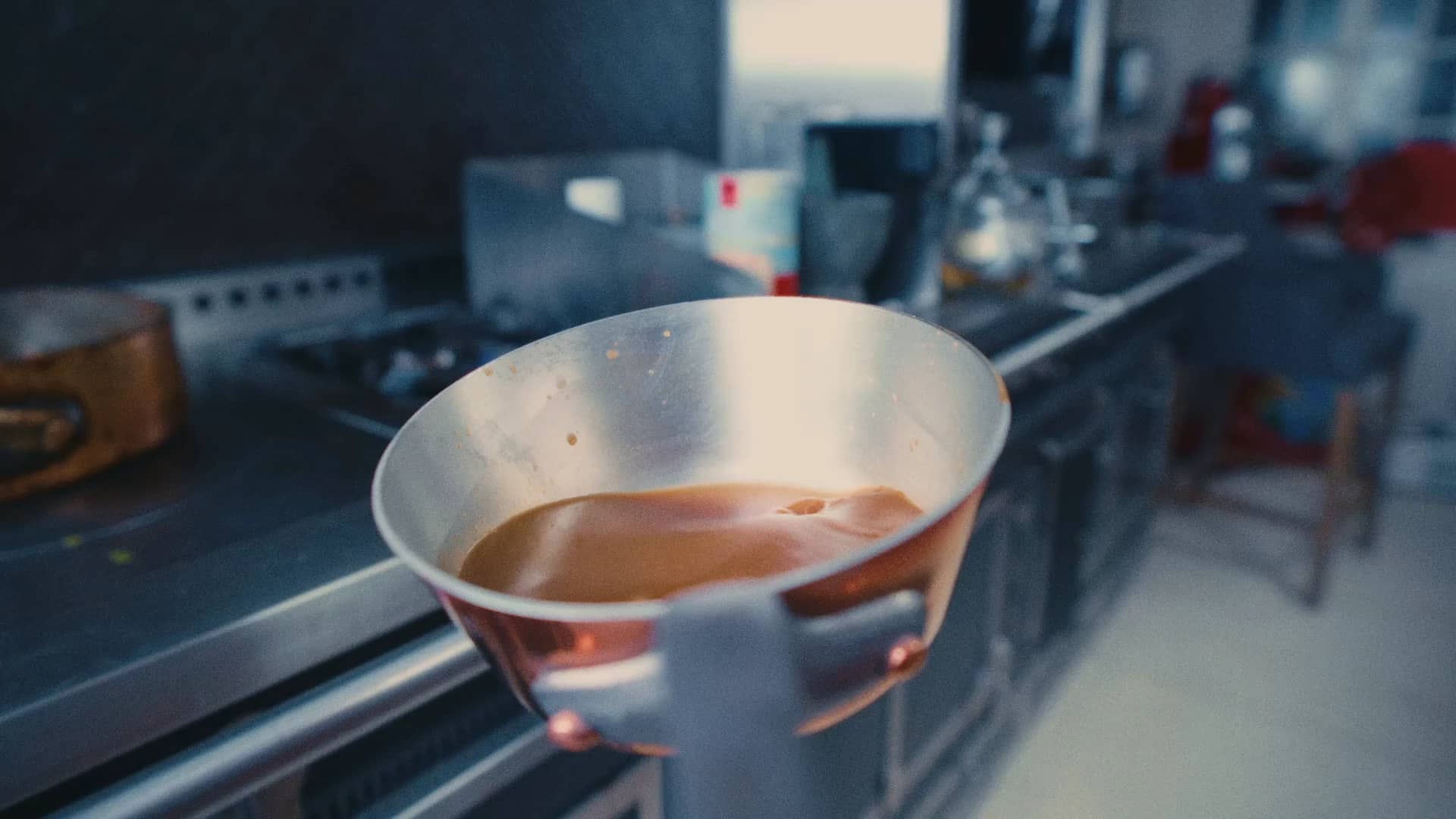 Une sauce de crustacés dans une casserole en cuivre, sur le fourneau de la cuisine de la maison