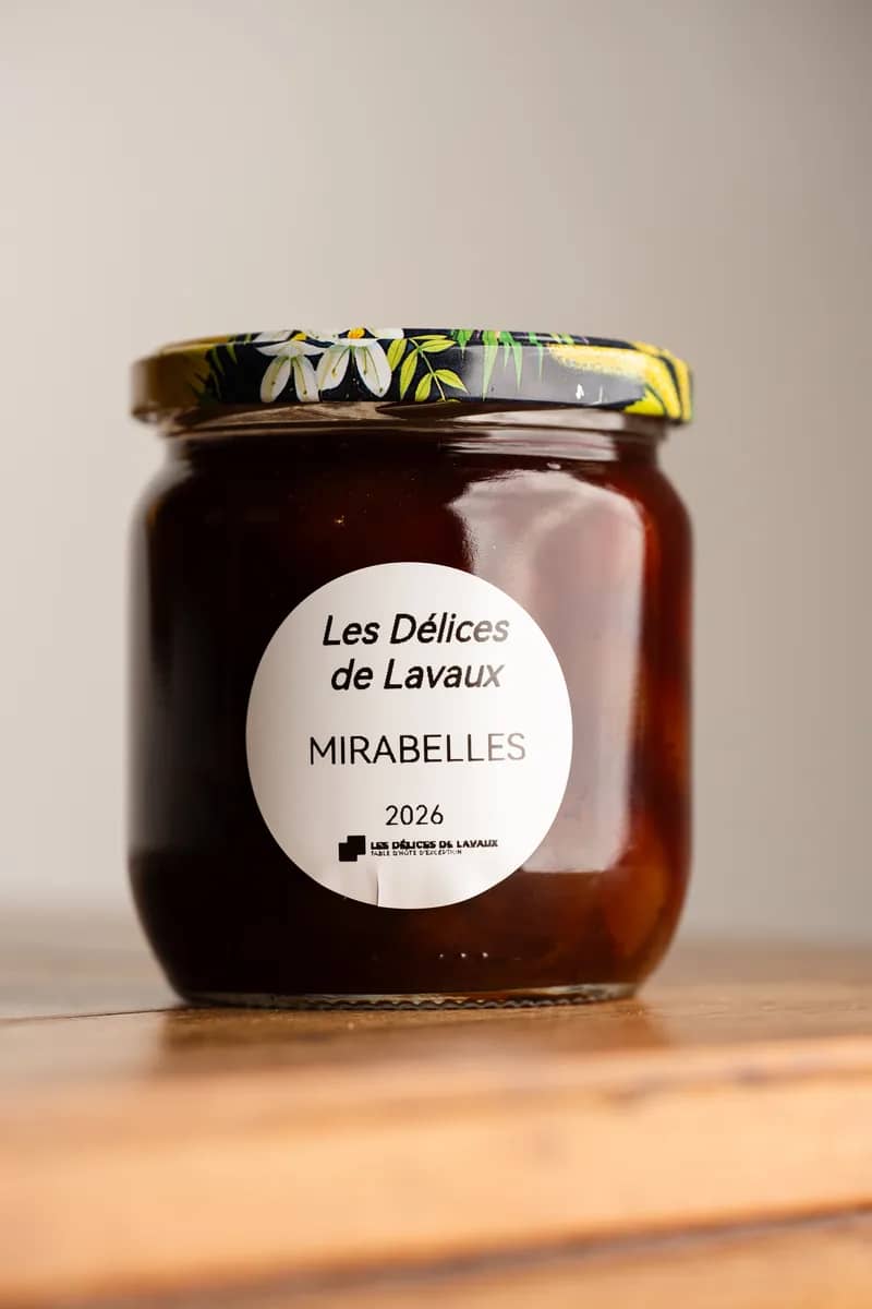 Un pot de mirabelles 2026, étiquette ronde, sur une table en bois