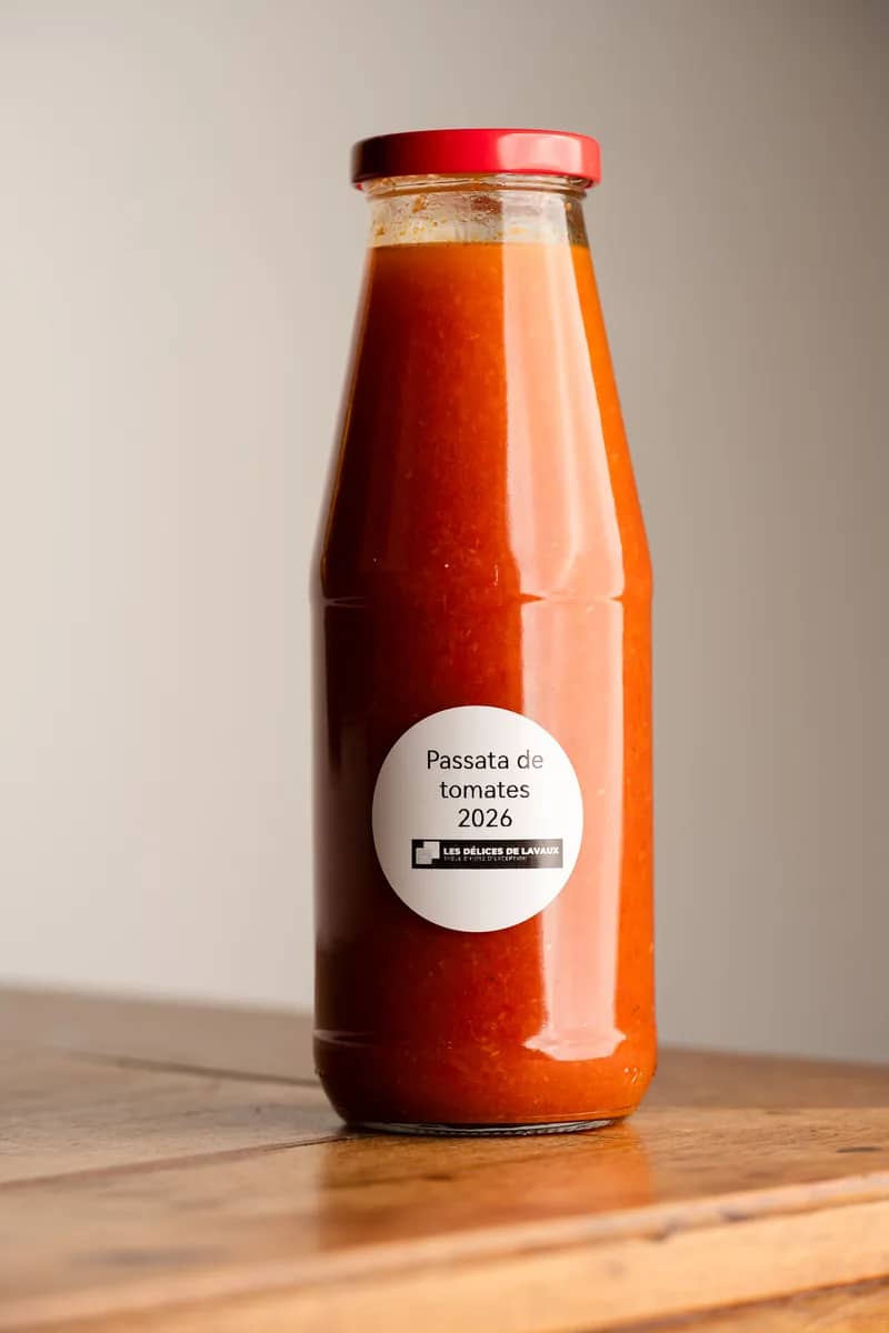 Une bouteille de passata de tomates 2026, étiquette ronde, sur une table en bois