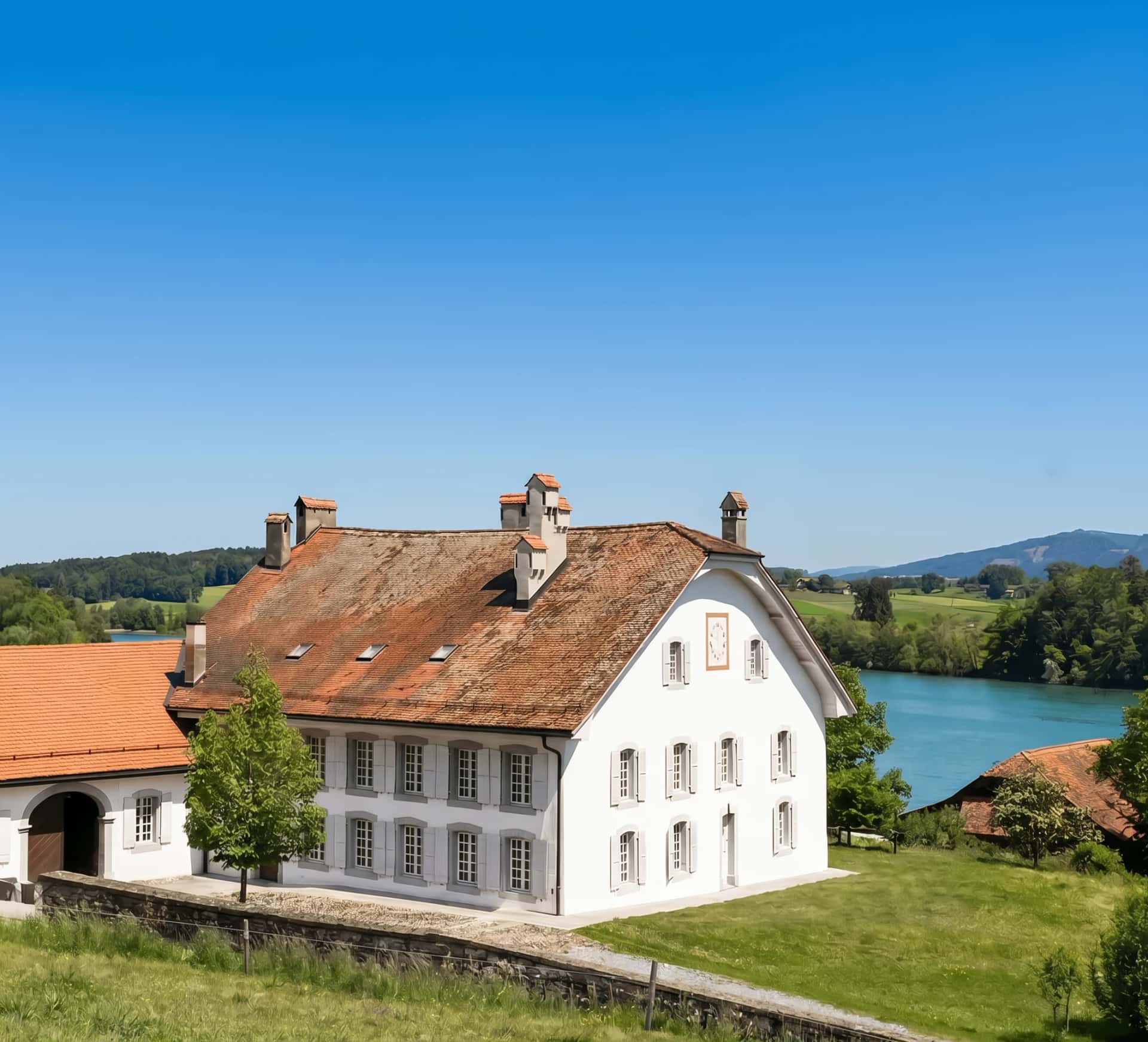 La maison de maître du XVIIIe siècle et son jardin, le Lac de Bret en contrebas, à Puidoux